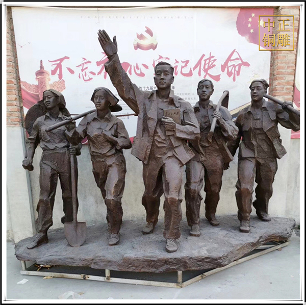 下乡人物雕塑.jpg