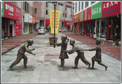 小孩玩耍商业街雕塑
