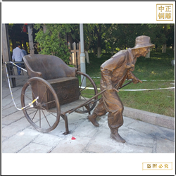 景区拉车人物铜雕塑 