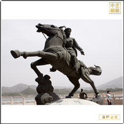 少年骑马铜雕塑 