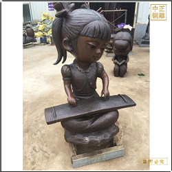 小型弹钢琴人物雕塑 