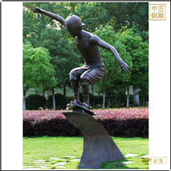 少年玩滑板铜雕塑铸造 