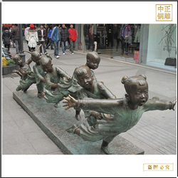 玩老鹰捉小鸡人物雕塑 