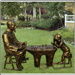 老人小孩下象棋雕塑
