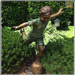 园林小孩踢球铜雕塑