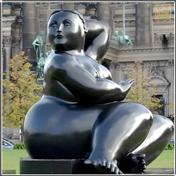 广场抽象胖女孩雕塑