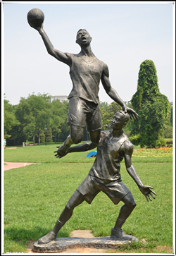 两人打篮球铜雕塑